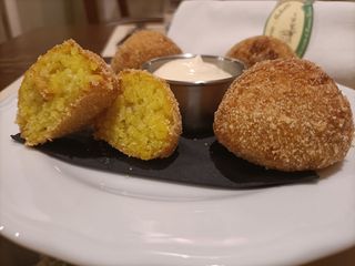 Arancini di riso con salsa - 4 pezzi