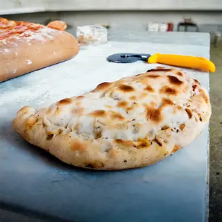 Calzone con wurstel e mozrella