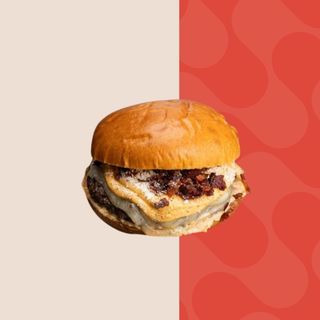 Hamburguesa a la Carbonara con patatas fritas pequeñas