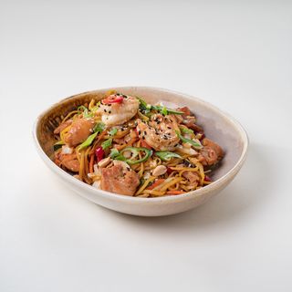 Wok Noodles pui creveti 