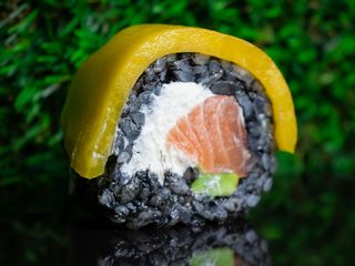 Uramaki z łososiem i mango 8 szt.