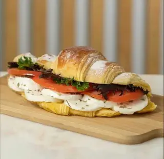 Croissant Queijo fresco e tomate
