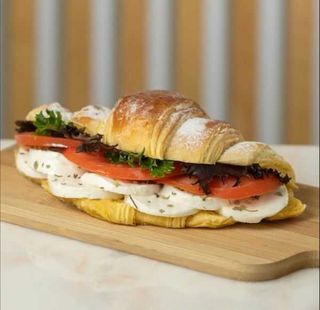 Croissant Queijo fresco e tomate