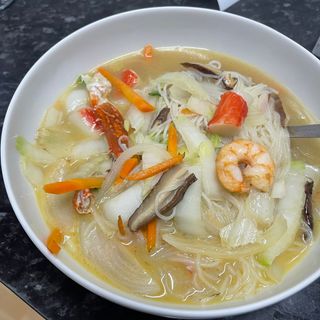 Sopa De Fideos Chinos Con Marisco