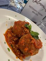 Tagliatelle fritte servite con ragù