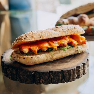 ქათმის სენდვიჩი გაუდას ყველით და პესტოს სოუსით