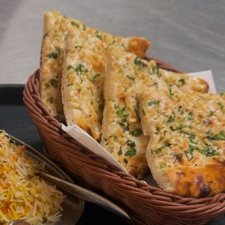Cheese garlic naan