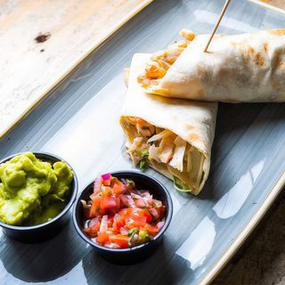 Burrito de pollo con ensalada griega y guacamole