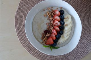 შვრიის ფაფა სეზონური ხილით და თაფლით