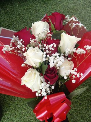 Bouquet 5 Roses Blanches et 4 Rouges