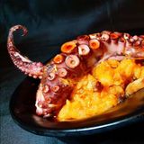 Pulpo con patatas revolconas 