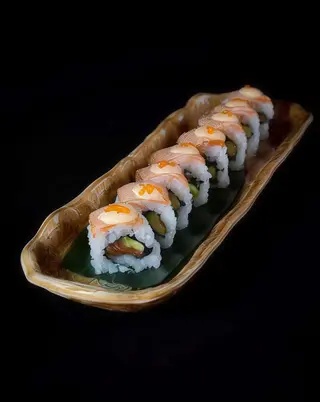 Roll de salmón braseado con topping de huevas ikura [4 piezas]