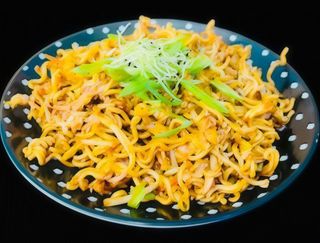 Fideos de Huevo Salteados con Verduras y Salsa Yakisoba