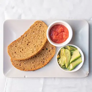 Tostada de masa madre con aguacate