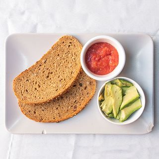 Tostada de masa madre con aguacate