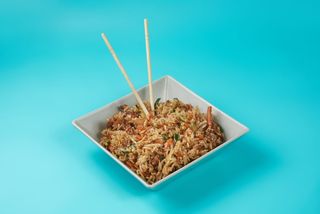 Fit pirinač sa hrskavim lignjama i povrćem