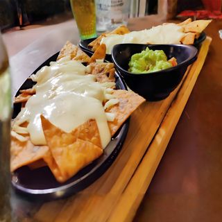 NACHOS CON QUESO Y GUACAMOLE