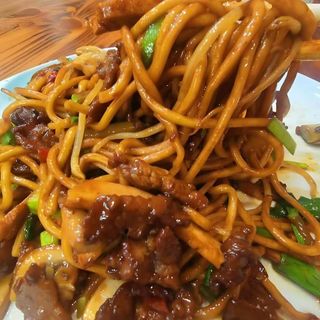 93. Tallarines frito con ternera