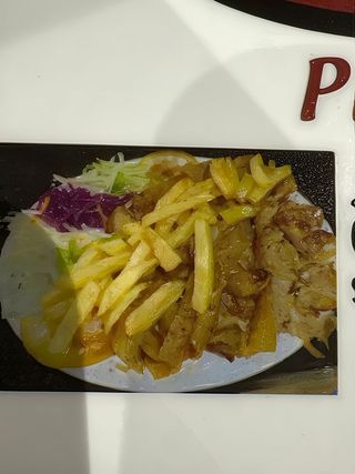 Plato Kebab De Pollo Con Patatas Y Ensalada