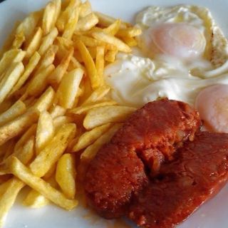 huevos fritos patatas y chorizo