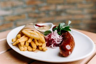 Cârnați săsești cu cartofi pai și muștar de casă