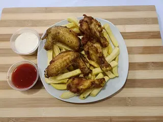 Alitas  de pollo Y Patatas
