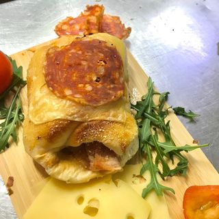 Barchette gourmet con emmental, porchetta e salame piccante