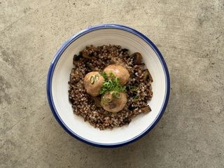 Греча з тефтельками