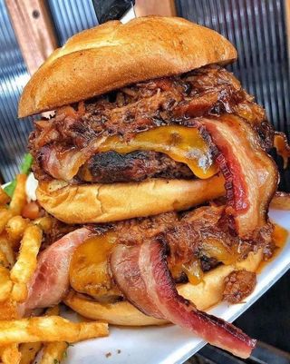 Cheese Bacon Burger + patatine fritte