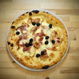 Pizza Bacon, cebolla, olivas negras y pimienta.