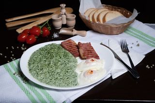 Spanac cu ochiuri si bacon