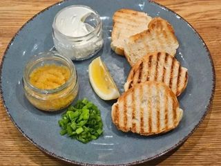 Щуча ікра зі збитим вершковим маслом та підсмаженими грінками (50/60/45g)