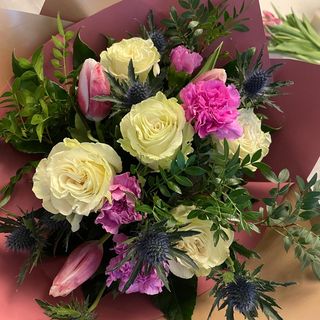 Buchet mixt, cu trandafiri , lalele, garofițe, eryngium