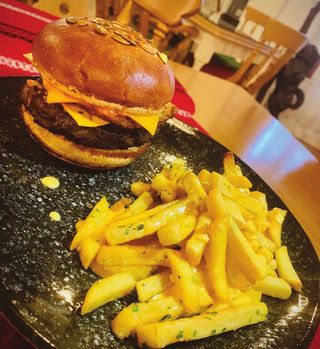 Burger de vită cu cartofi Retro pai