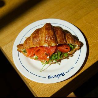 Круасан з лососем