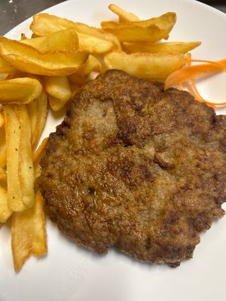 Свински шницел с гарнитура зеле и моркови