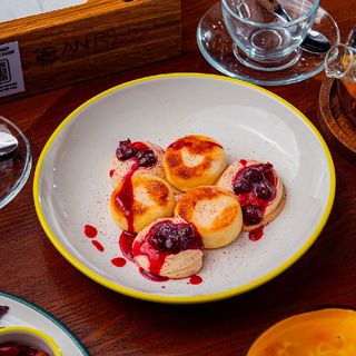 Сырники с кремом из сыра Маскарпоне и вишневого варенья (250 гр.)