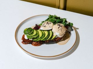 Авокадо Хала-тост