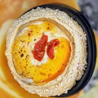 Humus cu roșii uscate in ulei