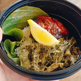 Rice topping con Chicken Inasal e Laing (foglie di taro al latte di cocco)