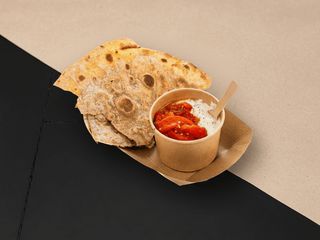 Sałatka z pieczonej papryki z serkiem i paleniczką (280g)
