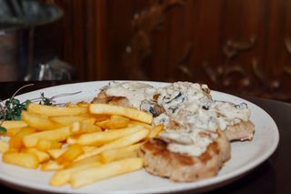 სტეიკი საქონლის თეთრი სოუსით