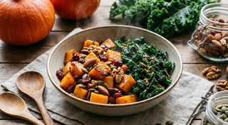 Abóbora Salteada com Frutos Secos e Couve Ripada