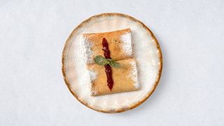 Slatka palačinka sa džemom od kajsije