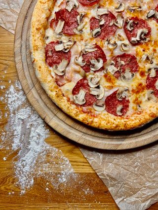 Піца з салямі та беконом (480 г)