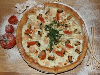 Піца з морепродуктами та томатами черрі 20 см (340g)