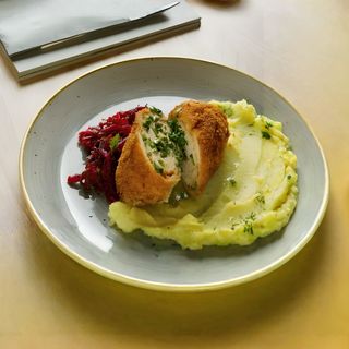 Kotlet po kijowsku z ziemniaki, surówka