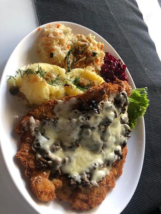 Schab po kowalsku z pieczarkami i serem żółtym