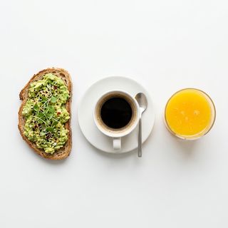 Menú tosta aguacate natural