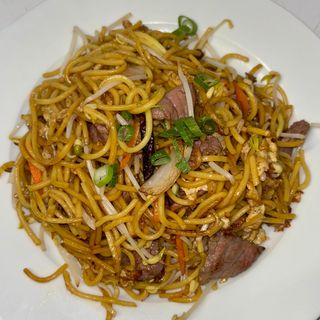 Tallarines fritos con ternera